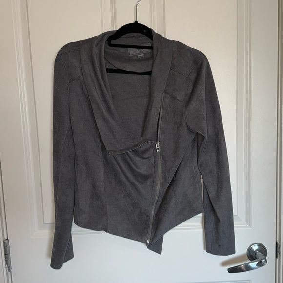 Adorable like new super soft lightweight gray jacket by blank NYC size medium - Picture 2 of 4